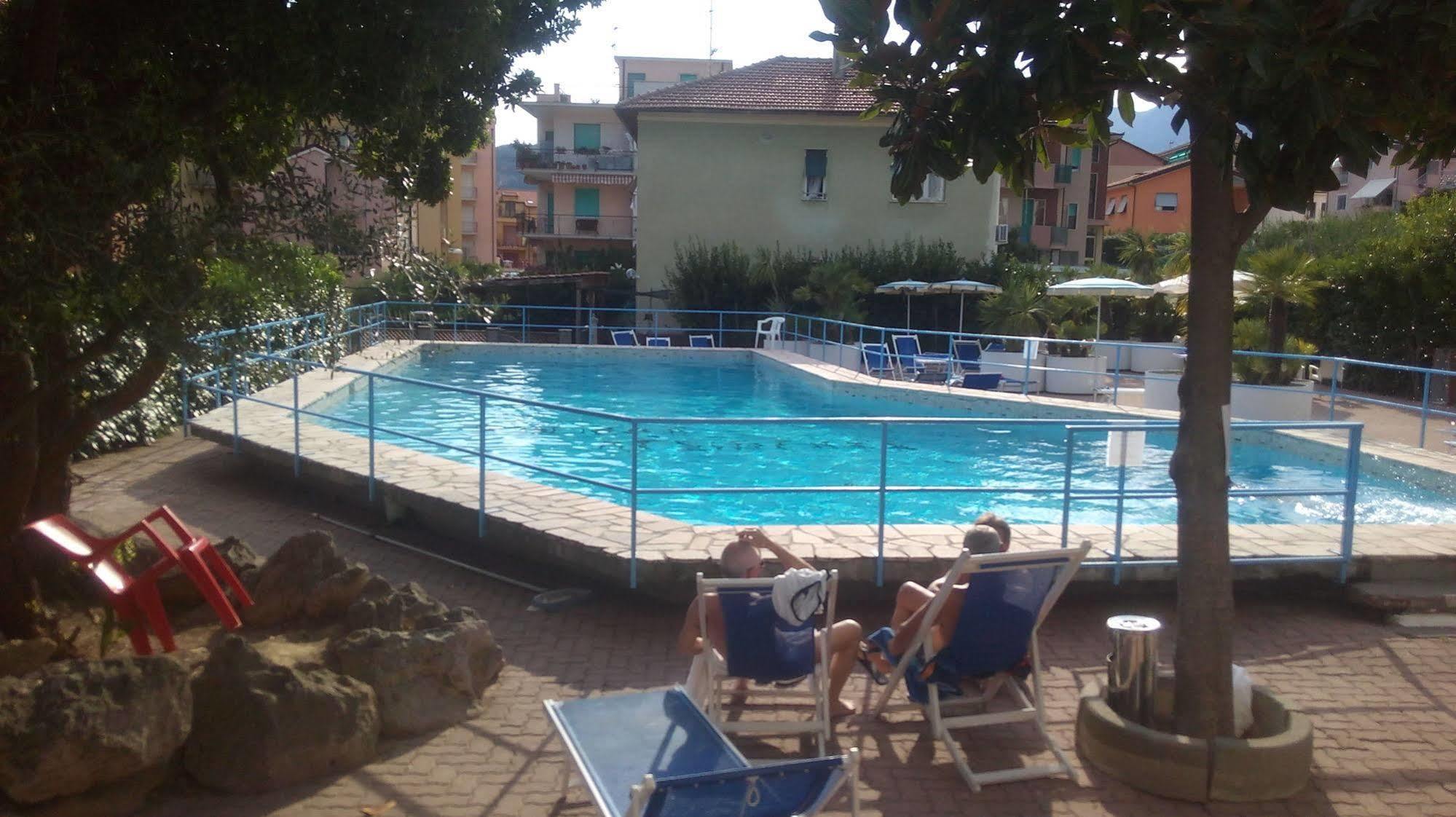 Hotel Riviera Pietra Ligure Buitenkant foto