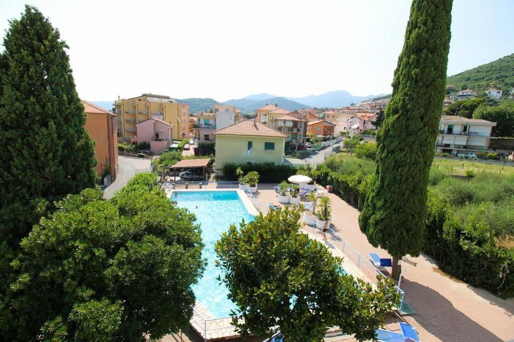 Hotel Riviera Pietra Ligure Buitenkant foto